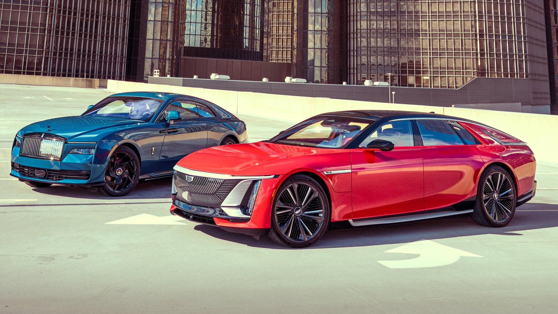 럭셔리의 미래를 정의하다: 롤스로이스 블랙 배지 스펙터 vs 캐딜락 셀레스틱 전격 비교