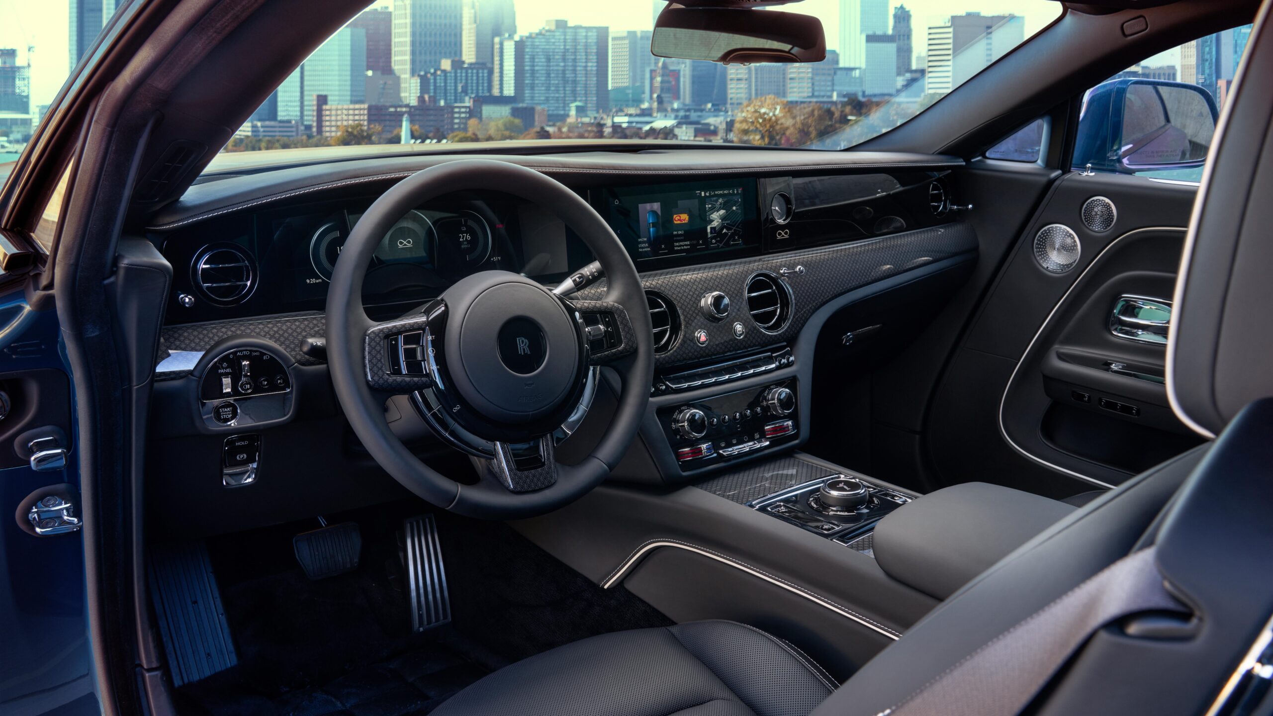 럭셔리의 미래를 정의하다: 롤스로이스 블랙 배지 스펙터 vs 캐딜락 셀레스틱 전격 비교