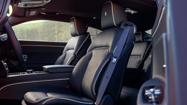 럭셔리의 미래를 정의하다: 롤스로이스 블랙 배지 스펙터 vs 캐딜락 셀레스틱 전격 비교