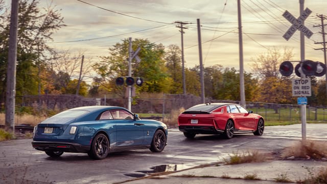 럭셔리의 미래를 정의하다: 롤스로이스 블랙 배지 스펙터 vs 캐딜락 셀레스틱 전격 비교