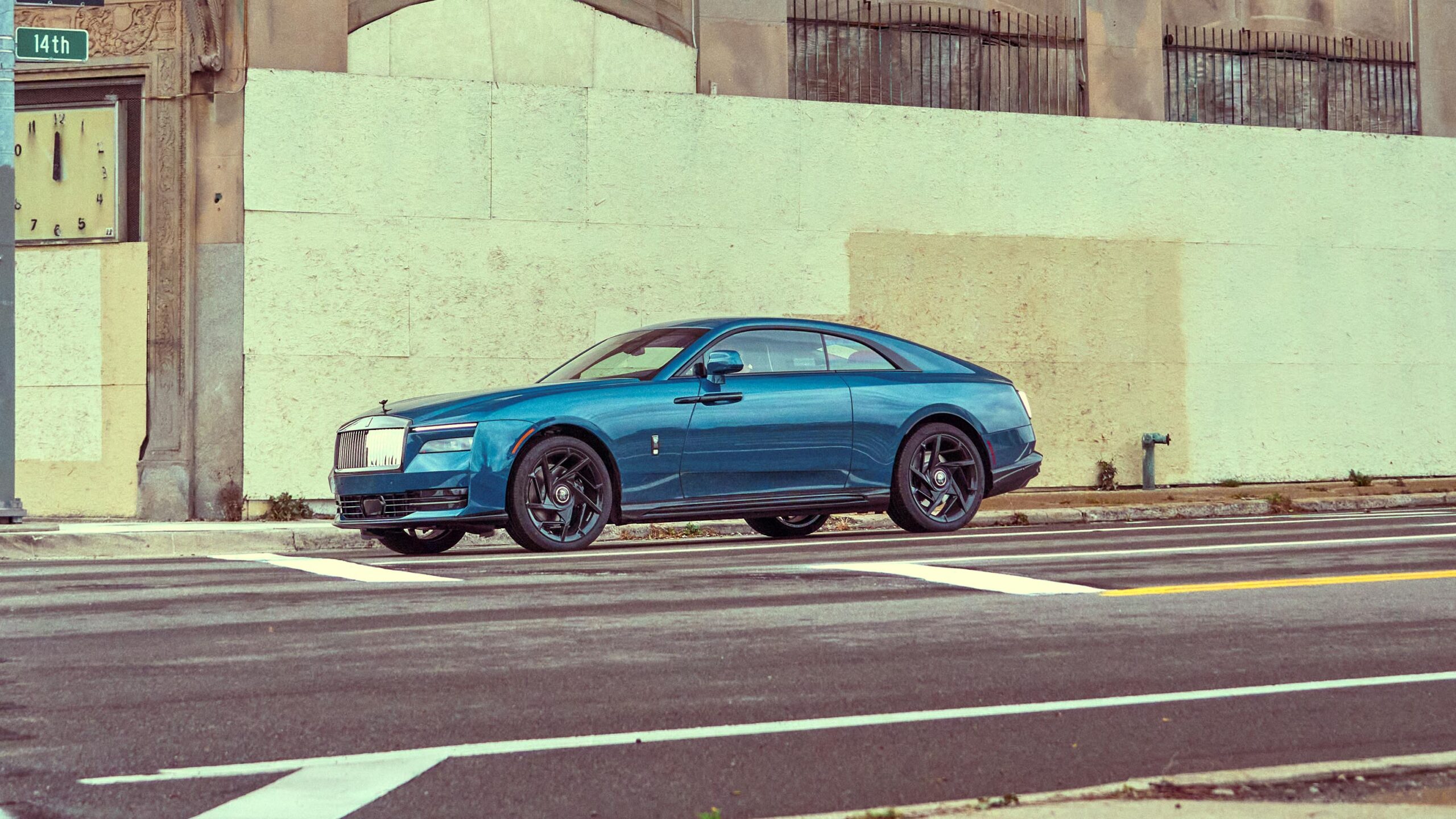 럭셔리의 미래를 정의하다: 롤스로이스 블랙 배지 스펙터 vs 캐딜락 셀레스틱 전격 비교