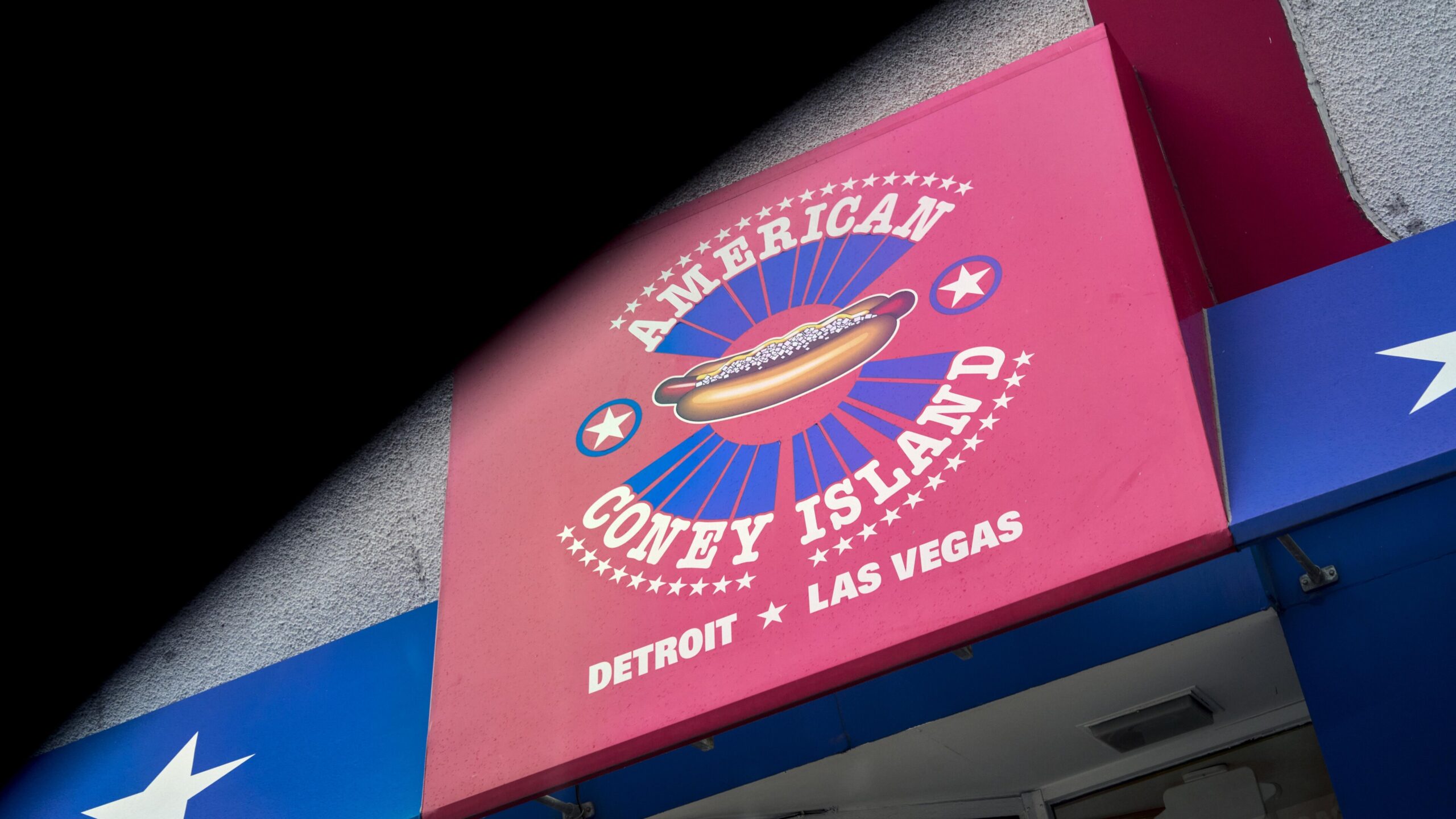 럭셔리의 미래를 정의하다: 롤스로이스 블랙 배지 스펙터 vs 캐딜락 셀레스틱 전격 비교