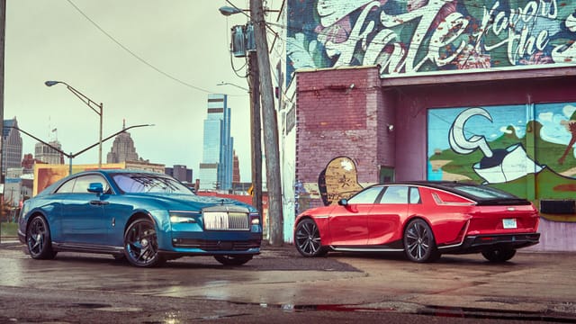 럭셔리의 미래를 정의하다: 롤스로이스 블랙 배지 스펙터 vs 캐딜락 셀레스틱 전격 비교