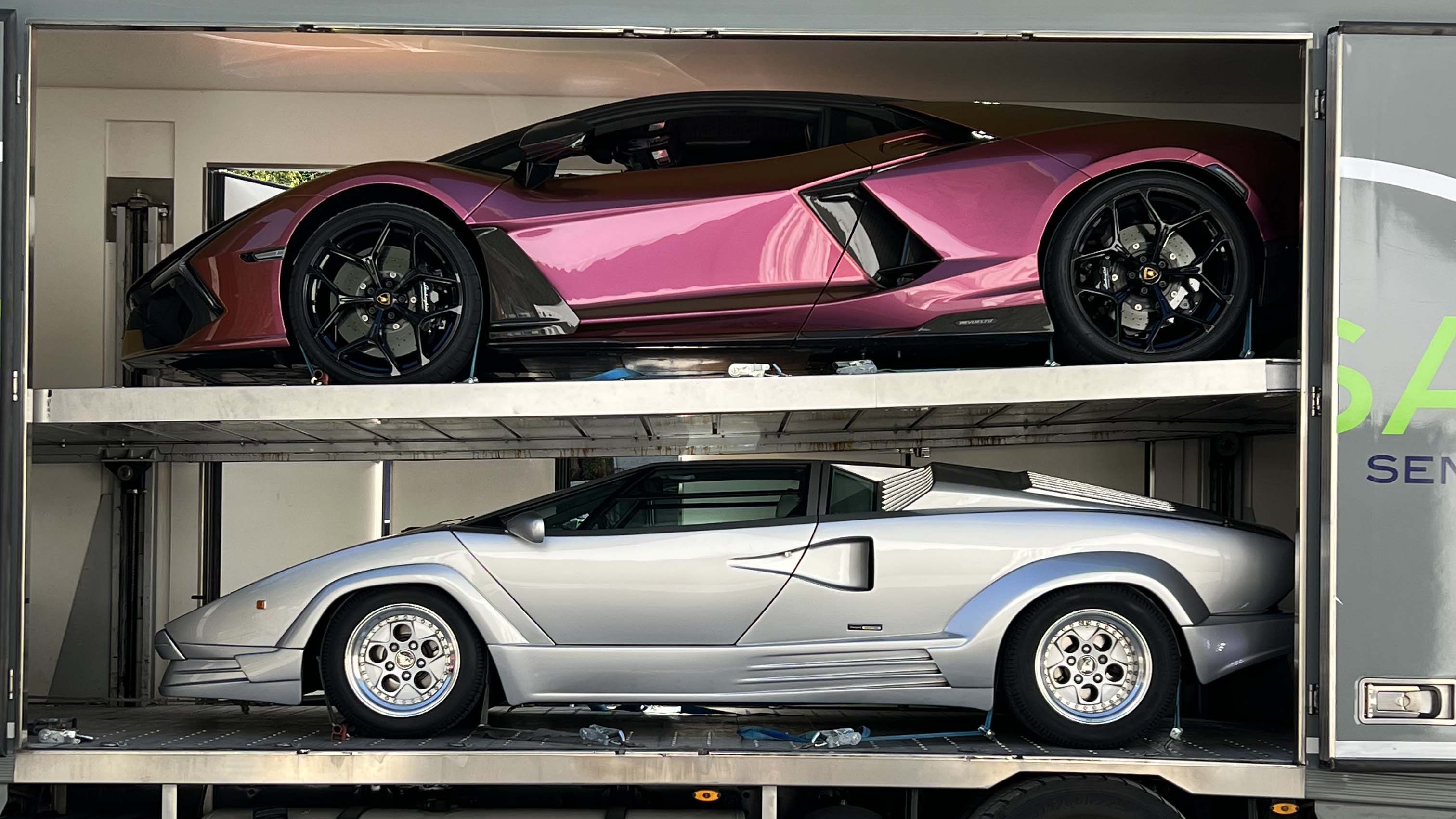 전설의 귀환, 람보르기니 쿤타치와 함께한 스텔비오 패스의 짜릿한 여정