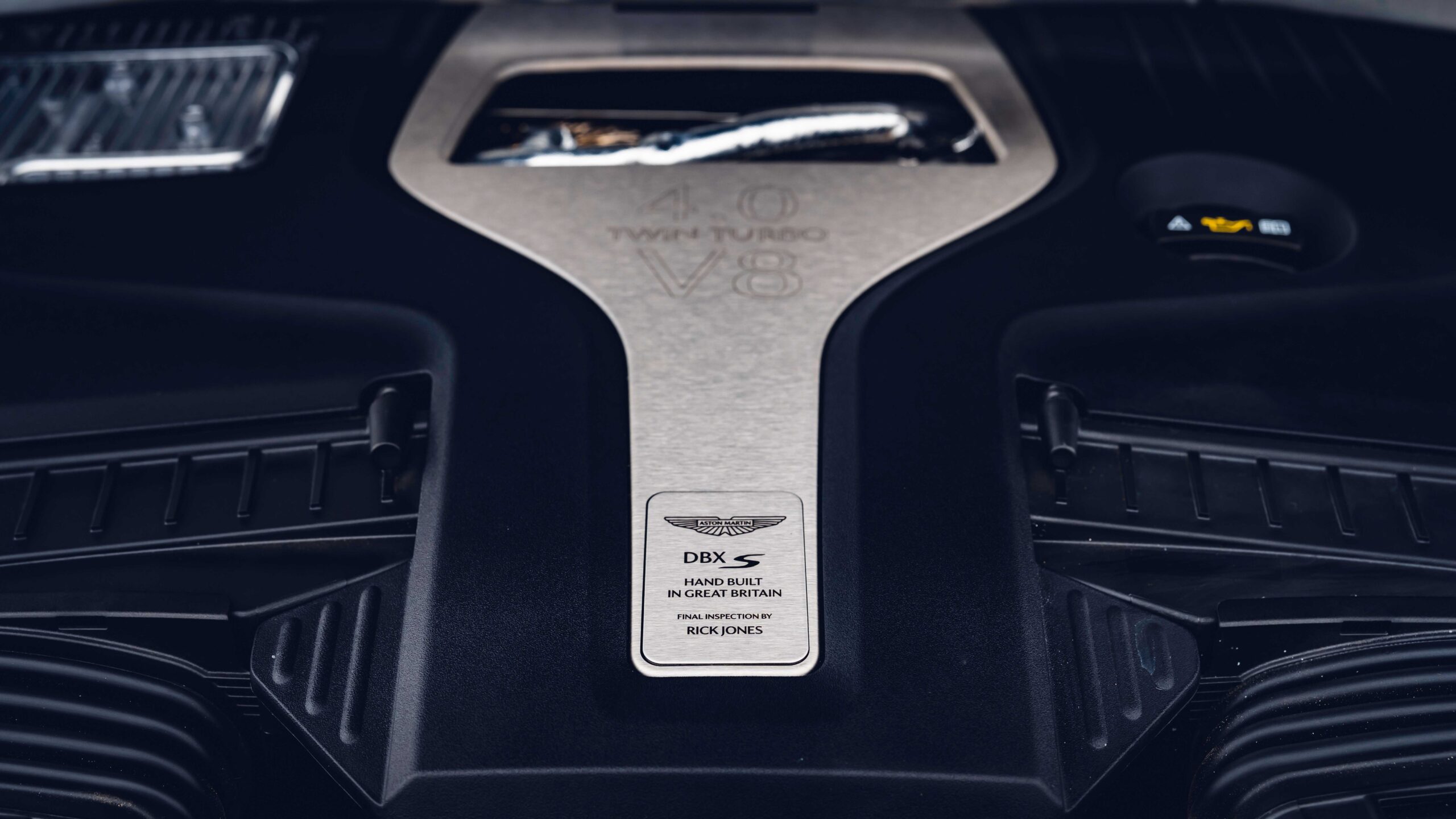 슈퍼 SUV의 정점, 애스턴마틴 DBX707과 페라리 프로산게의 완벽한 해부