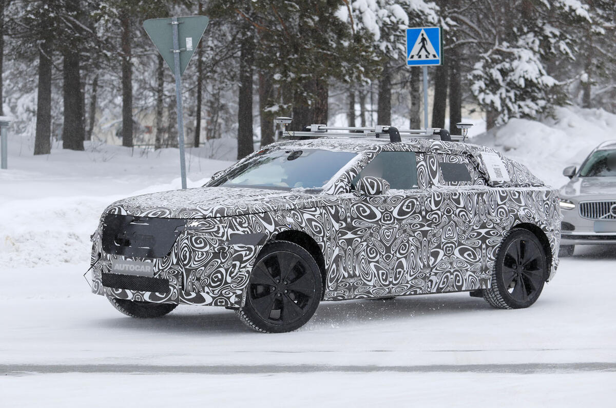 레인지로버 벨라 EV: SUV의 경계를 허무는 우아함의 극치, 럭셔리 전기차의 미래를 정의하다