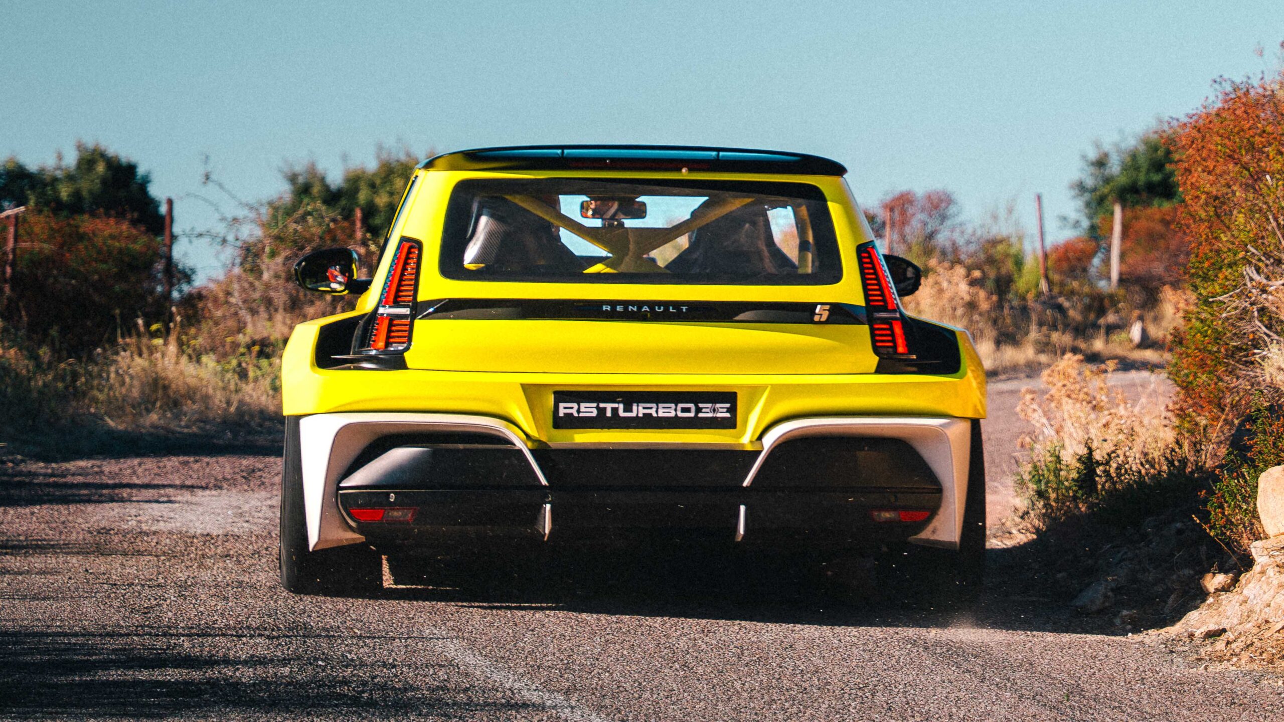 르노 그룹의 찬란한 비상: 톱기어가 선정한 '올해의 자동차 제조사'가 증명하는 혁신의 가치와 미래